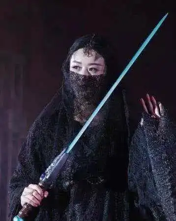 还有不少女神挑战了黑衣古装,其中很多人还喜欢蒙面,一身黑再蒙面