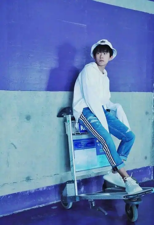 低调话少的易烊千玺17岁男孩玩转轻熟帅气