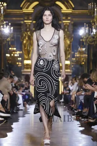 2016春夏流行趋势:教你如何巧穿透视装!