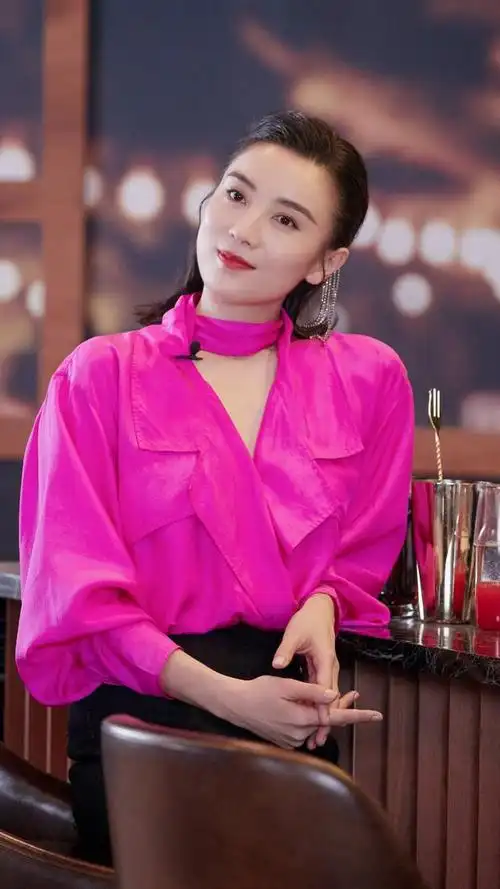 演员宋佳,演绎的角色丝丝入扣,大气婉约的姐姐,来看美照吧