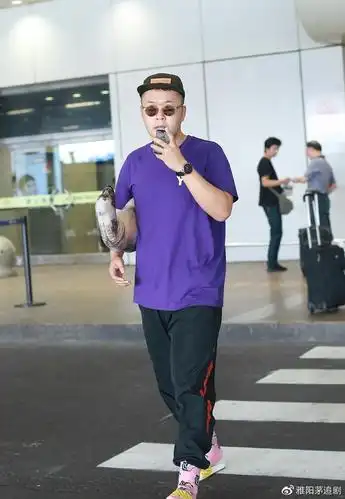 首先来看杜海涛在身高方面已经具备了男模的条件,只是身材方面的差距