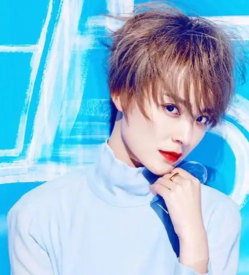 毛林林蓝颜短毛儿写真 红唇抢镜清新动人