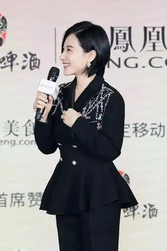 刘璇153的身高穿西装全靠厚底鞋拯救她看整体真的又矮又土