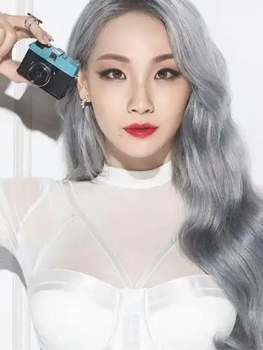 水温不要超过40度,水温太热会使头发的鳞状表层膨胀,出现纠结和色泽