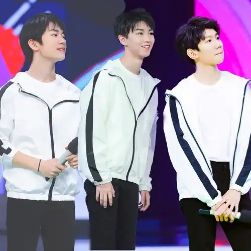 tfboys王俊凯王源易烊千玺快乐大本营同款衣服外套冲锋衣夹克帽衫