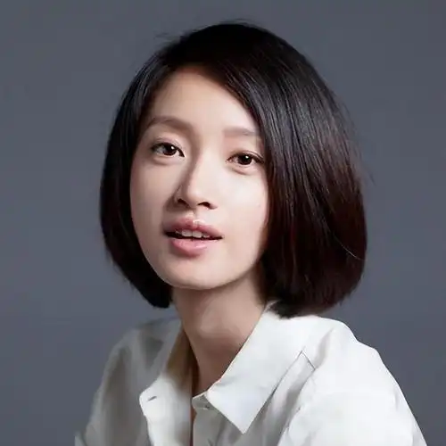 朱亚文穿浴袍现身国外街头,老婆在瑞士大变样,头发花白素颜沧桑