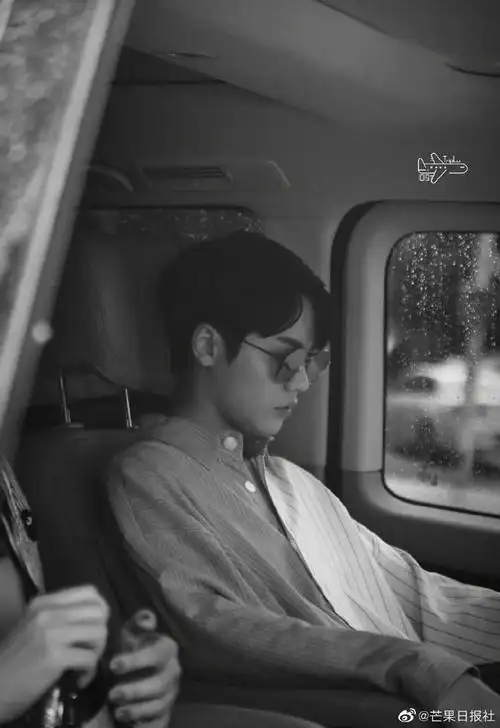 精致的五官,清冷的气质,不愧是行走的海报@林彦俊