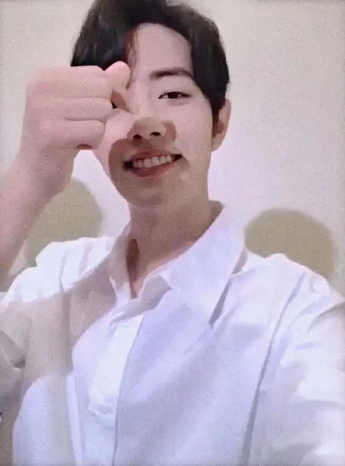 肖战狼尾和白色适配度#谁还没有看过肖战比心啊,每次看到还是会被