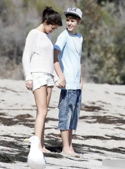 justinbieber在海边的短牛仔裤那在哪里有买 或者说是什么类型的裤子