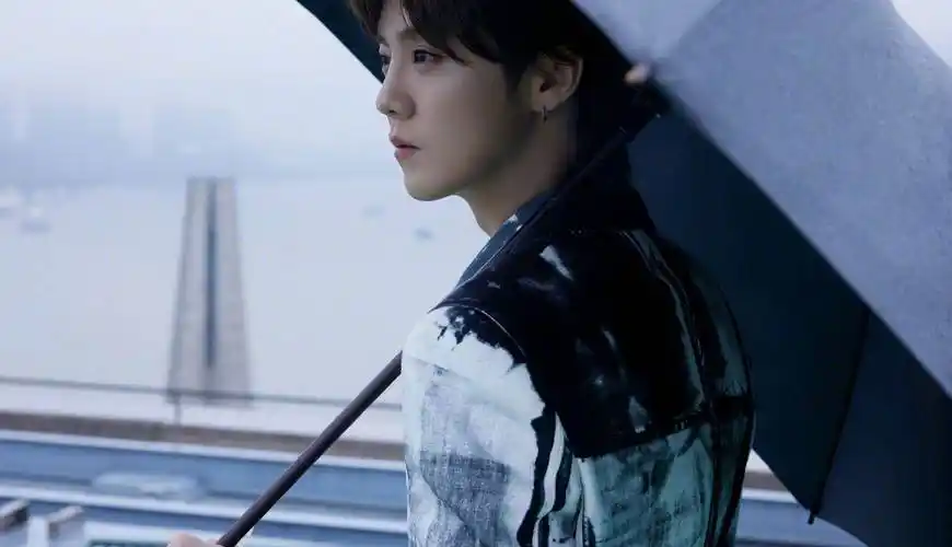 鹿晗最新造型释出,黑白泼墨西装酷帅有型,撑伞漫步慵懒惬意_黑色_身材