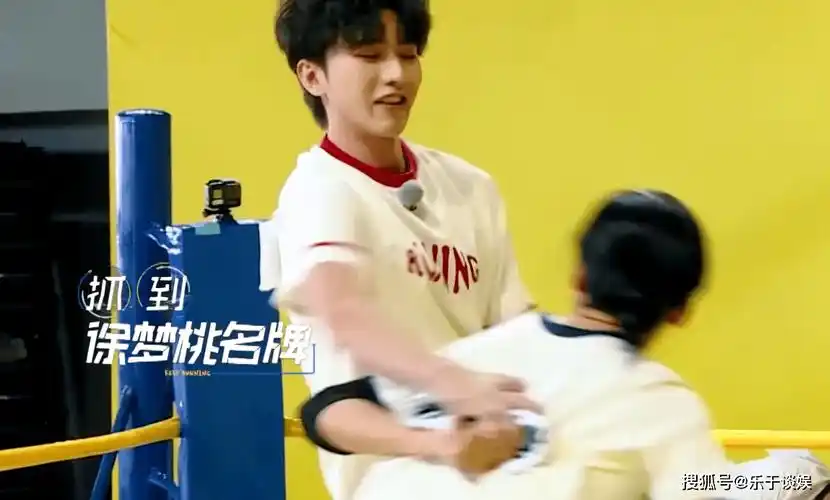 原创蔡徐坤徐梦桃撕名牌绅士细节好评下周新歌首秀沙漠限定舞台