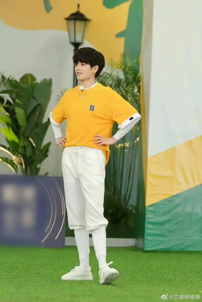 任嘉伦# 爱翘脚脚的超哥