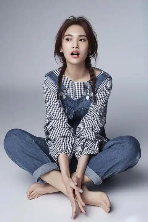 杨丞琳又换新发型,留齐刘海再染新发色,36岁显嫩回23岁