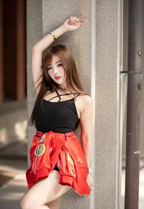 原创时尚美女时尚吊带的各式搭配清新自然时尚大方