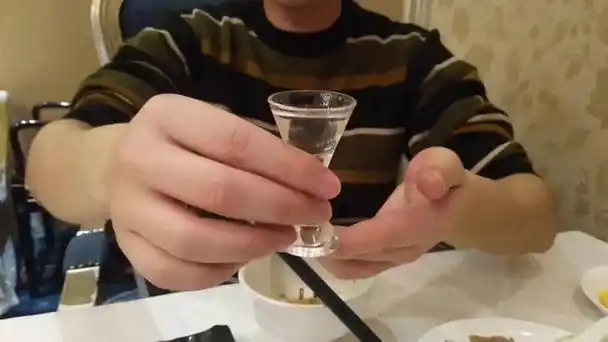 但是,当遇到敬酒的时候,应该如何正确处理呢?