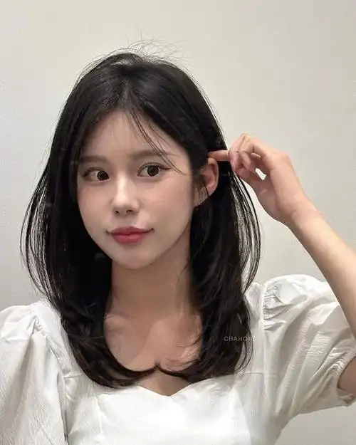 本文将详细介绍三种最受欢迎的女士发型:搭肩全头卷,微扣锁骨发和精致