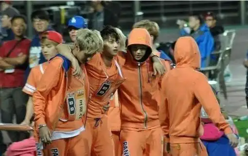 直到2014年,组合内多名成员相继离开,exo经历了黑暗的一年.