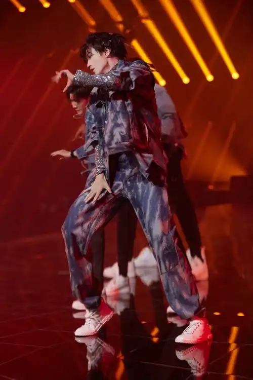 如何评价tfboys7周年演唱会王俊凯的舞蹈solo? - 知乎