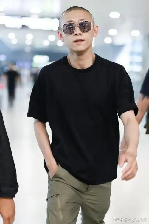 酷张一山头发长出变寸头穿黑色上衣双手插兜帅炸了