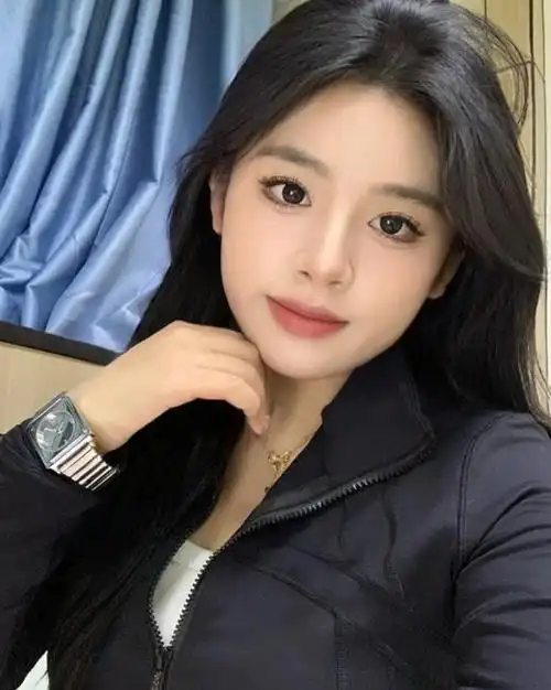 尽管很多人倾向于细长的鹅蛋脸或瓜子脸,但我认为圆脸并不是"问题脸型