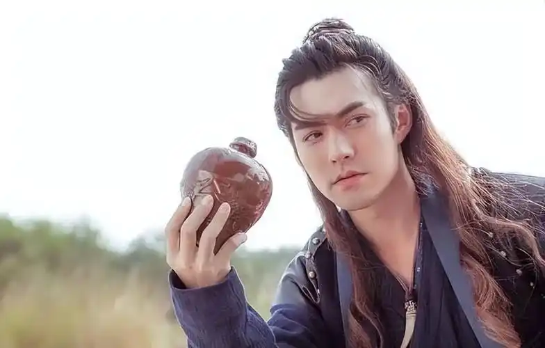 45岁严屹宽一出场,才知道什么叫古装建模脸