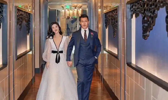 演员朱珠结婚,晒婚礼现场照!老公清华老师二人牵手笑得超甜