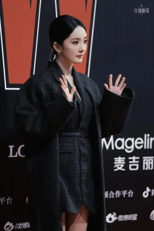 杨幂西装杀伤力##杨幂翡翠##w年度盛典红毯