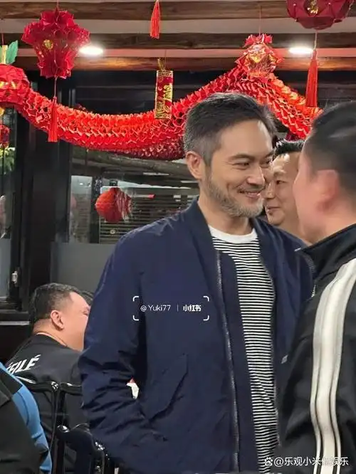 52岁张智霖爆出新动态胡子又长又白满脸褶皱三代同堂幸福感足