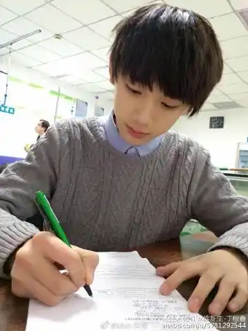 丁程鑫 在绿洲遇见你# 认真写作业and画画的丁程鑫小朋友 以前真的很