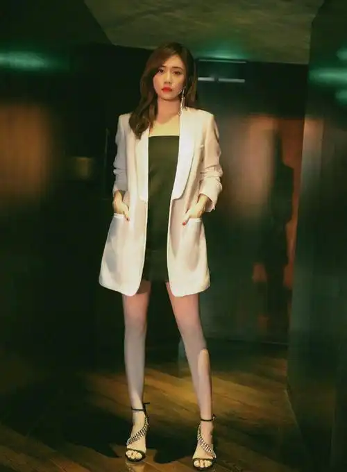 刘芸真是敢穿白色长裙开叉到腰间配6厘米高跟鞋美腿太撩人