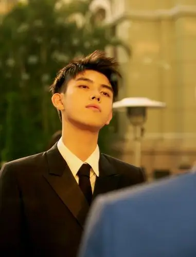 陈飞宇穿西装帅是帅但咱不能老穿呀