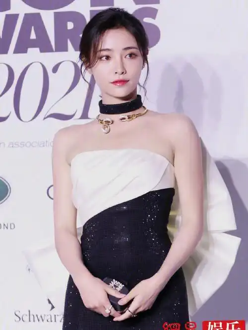 许佳琪高开衩蝴蝶结抹胸裙