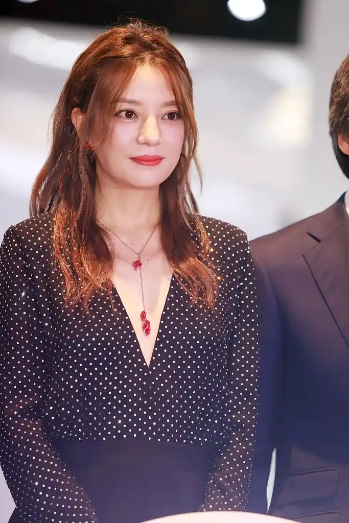 赵薇颜值回春开深v秀身材 瘦身成功"排骨胸"吸睛