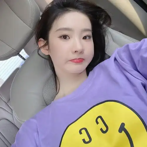 张艺凡微博晒对镜头比耶自拍,小脸肉嘟嘟的好可爱