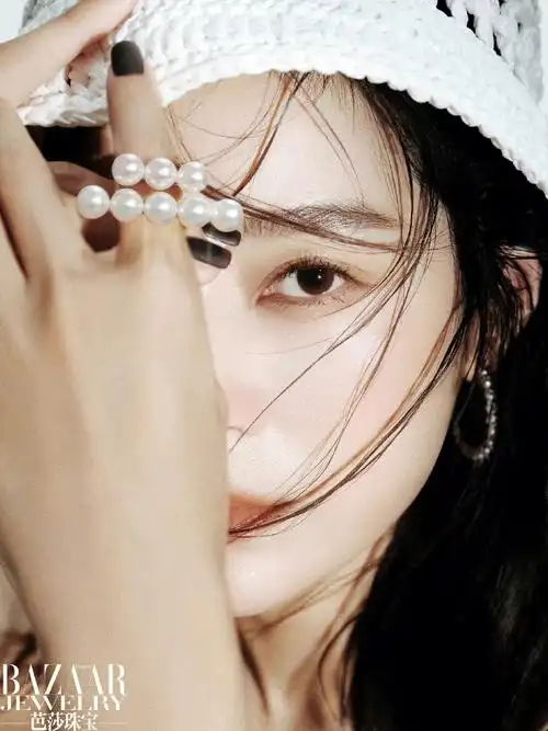 演员@王媛可 佩戴tasaki珠宝,演绎@芭莎珠宝 杂志时尚大片