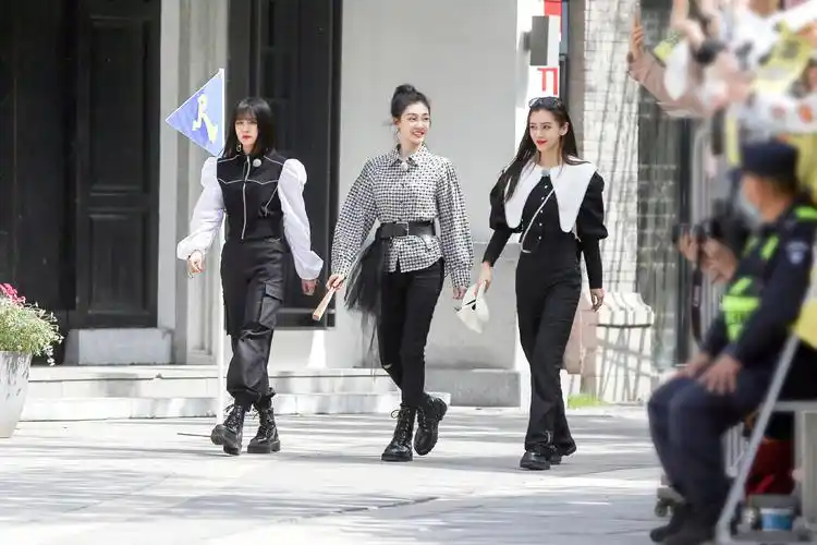 angelababy现身宋雨琦直播亲密互动关系是真好还是作秀