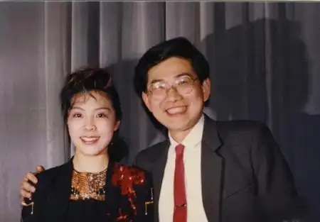 曹可凡是著名的节目主持人,向来行事比较低调,从未公开过老婆和儿子的