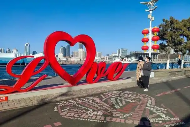 浪漫上新戳图看,青岛情人坝再添网红景观