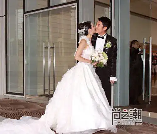 张丹峰为什么娶洪欣 洪欣和张丹峰结婚照片曝光