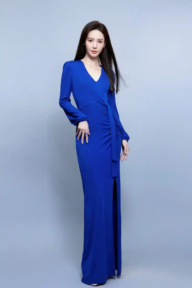 金晨的白色一字带高跟鞋,如同缀满露珠的花瓣,晶莹剔透,展现出无尽的