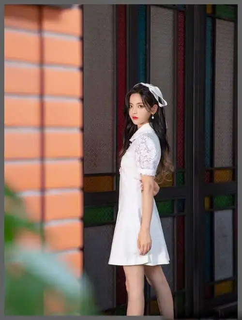 杨超越身穿白色泡泡袖连衣裙一身洁白的造型搭配清爽舒适