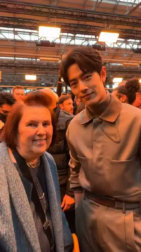 menkes 在社交媒体分享和肖战同框合影,她这一次看秀就坐在肖战旁边