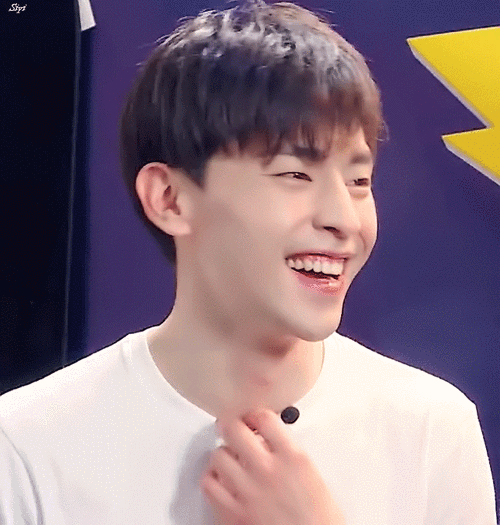 邓伦# 伦哥直击灵魂的笑容,看到他笑就不由自主的跟着他一起,太有