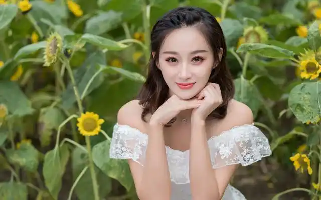 描写人在花丛中的美好的句子,形容花丛中的女人漂亮的句子(一花一世界