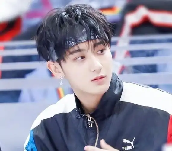 他爸爸还曾亲自送他到sm公司签约,在黄子韬决定回国之后,他爸爸开着