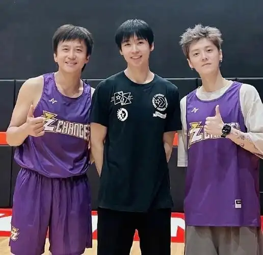 邓超鹿晗篮球场合照