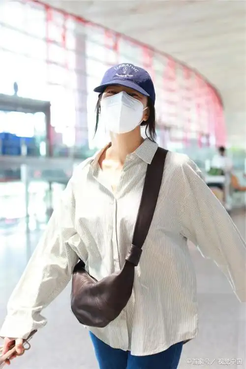 据报道,高圆圆身穿休闲衬衫搭配棒球帽.