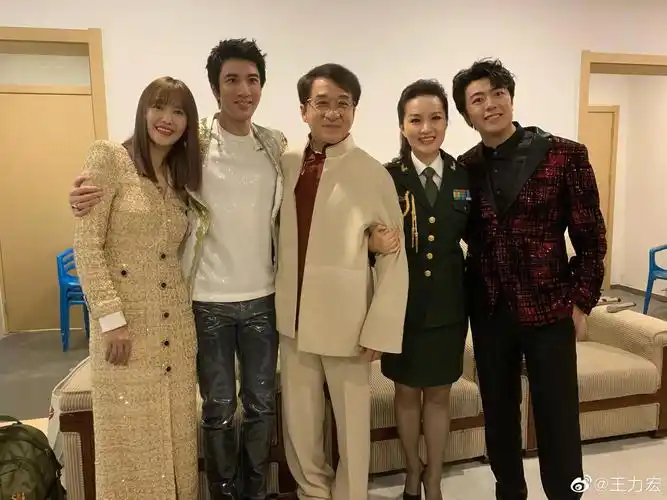 小苹果主动侧身照顾 还无视身后成龙