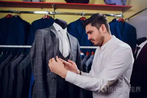 豪华男性经典西装架在优雅的男性精品店.