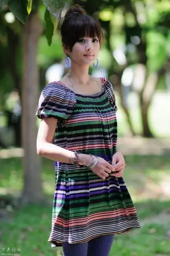 清纯小丫王小妮长裙打扮显成熟清纯小美女